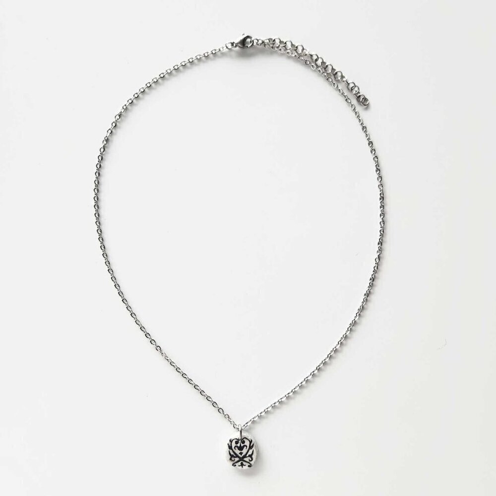 Gothic Versailles iridescent pearl necklace with a small silver chain - Picture 7 of 11
